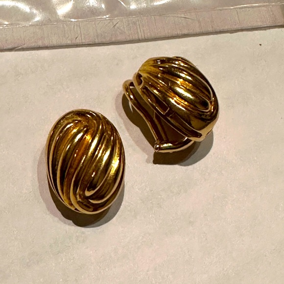 Vintage 1970s Tiffany & Co. earrings in 18k yellow gold. With Omega clip backs - Picture 4 of 6